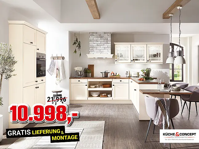 Landhausküche in Echtholz mit Sitzgelegenheit