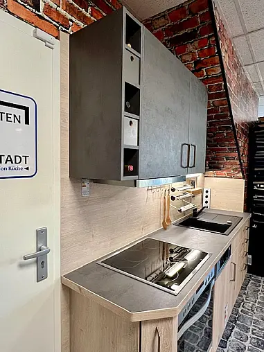 moderne Küchenzeile im Farbmix Holz+Beton
