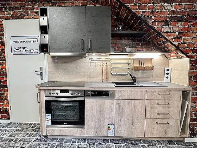 moderne Küchenzeile im Farbmix Holz+Beton
