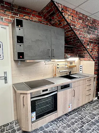 moderne Küchenzeile im Farbmix Holz+Beton