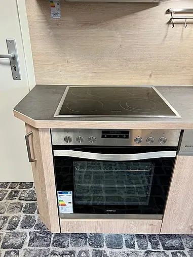 moderne Küchenzeile im Farbmix Holz+Beton