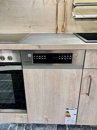 moderne Küchenzeile im Farbmix Holz+Beton