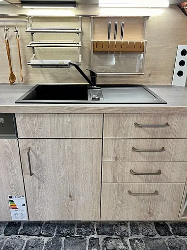 moderne Küchenzeile im Farbmix Holz+Beton