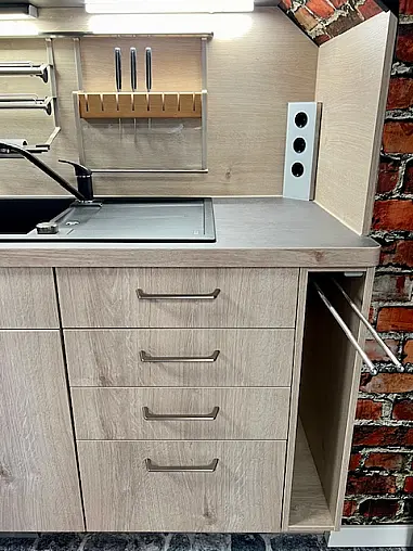 moderne Küchenzeile im Farbmix Holz+Beton