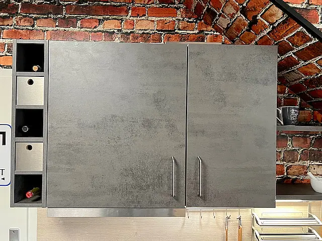 moderne Küchenzeile im Farbmix Holz+Beton