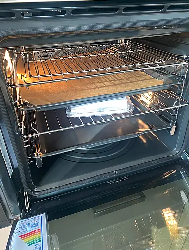 Designer-Backofen mit Kupfer-Details von Smeg