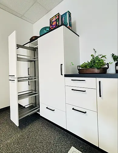 Moderne helle Küche in L-Form mit schwarzer AP
