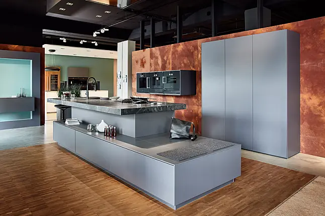 Design Insel in Mattlack graphit mit schwebender Arbeitsplattenanlage
