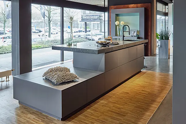 Design Insel in Mattlack graphit mit schwebender Arbeitsplattenanlage
