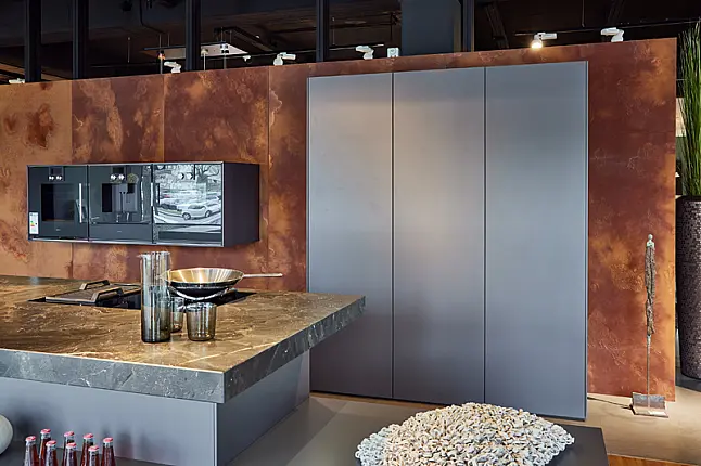 Design Insel in Mattlack graphit mit schwebender Arbeitsplattenanlage