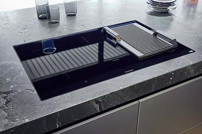 Design Insel in Mattlack graphit mit schwebender Arbeitsplattenanlage