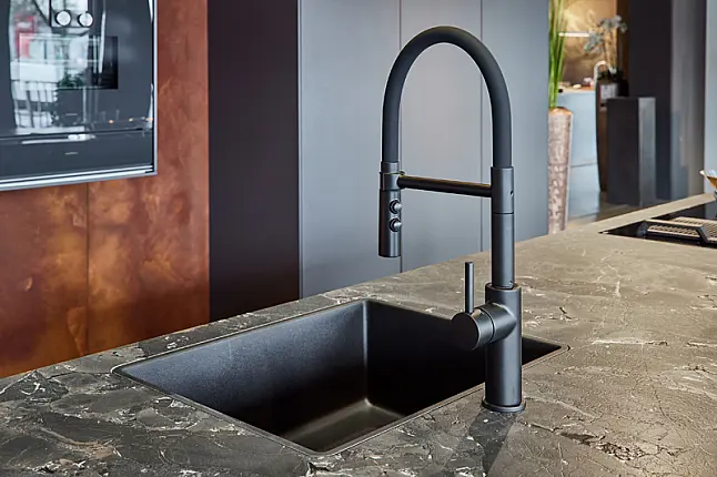 Design Insel in Mattlack graphit mit schwebender Arbeitsplattenanlage