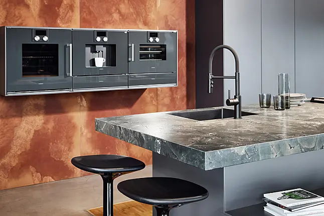 Design Insel in Mattlack graphit mit schwebender Arbeitsplattenanlage