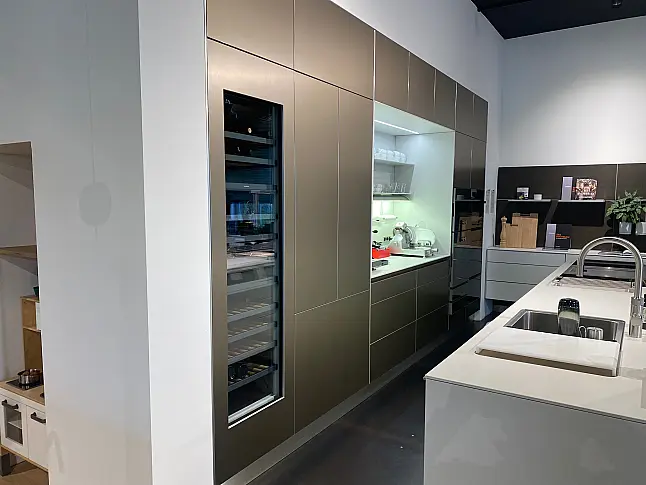 Bulthaup Hochschrankseite mit Aluminiumoberfläche sandbeige