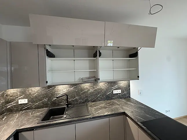 Moderne U-Küche mit Arbeitsplatte in Marmor Teramo Nachbildung