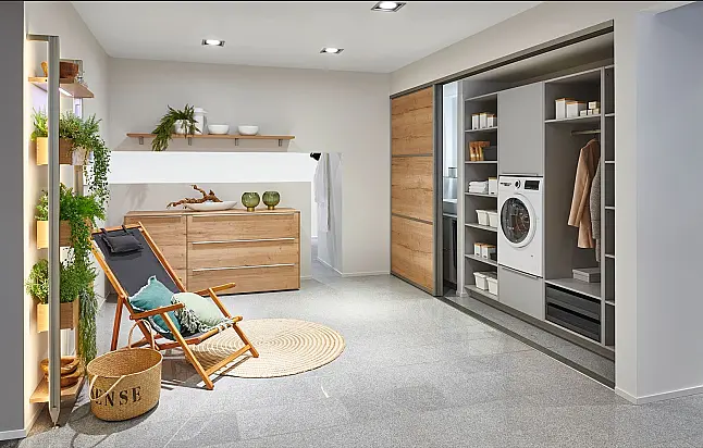 Exklusives Badezimmer verdeckt mit Schiebetüren - Sideboard - Regale - Waschtisch &amp; LED-Spiegel