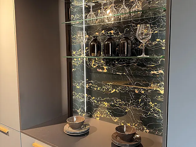 Blaue Küche mit Glas Arbeitsplatte und modernem Design