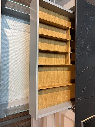 Moderne Landhausküche stilvoll in Szene gesetzt mit Keramikarbeitsplatten