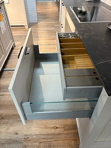 Moderne Landhausküche stilvoll in Szene gesetzt mit Keramikarbeitsplatten