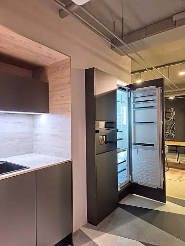 Designküche in Steingrau metallic inkl. Markengeräte