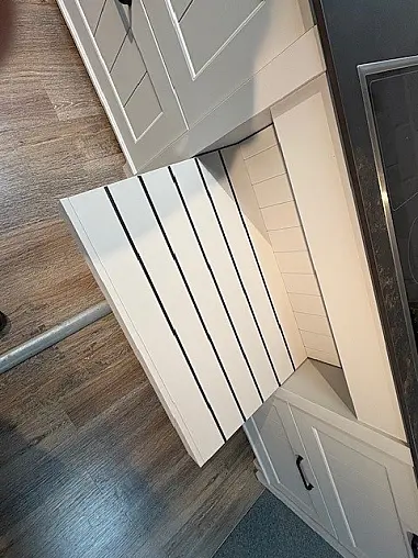 Moderne Landhausküche stilvoll in Szene gesetzt mit Keramikarbeitsplatten