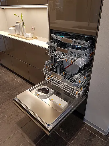 Moderne Inselküche in Muskat glänzend