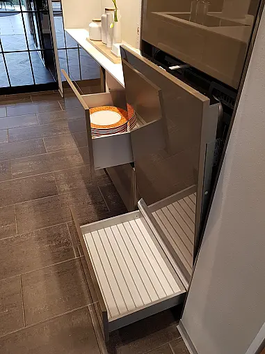 Moderne Inselküche in Muskat glänzend