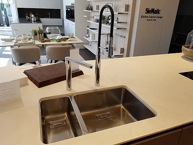 Moderne Inselküche in Muskat glänzend