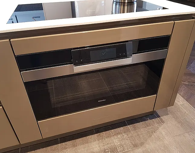 Moderne Inselküche in Muskat glänzend