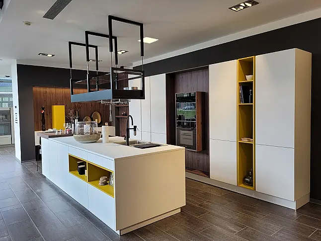 Moderne Inselküche mit separaten Hochschrank-Elementen in kristallweiß Mattlack und Ginstergelb und Bergeiche