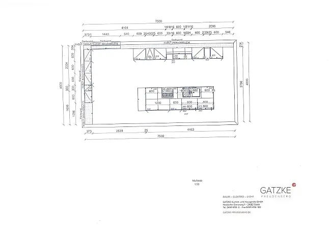 Moderne Inselküche mit separaten Hochschrank-Elementen in kristallweiß Mattlack und Ginstergelb und Bergeiche