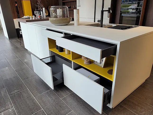 Moderne Inselküche mit separaten Hochschrank-Elementen in kristallweiß Mattlack und Ginstergelb und Bergeiche