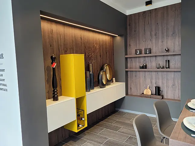 Moderne Inselküche mit separaten Hochschrank-Elementen in kristallweiß Mattlack und Ginstergelb und Bergeiche