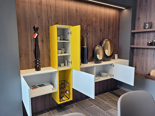 Moderne Inselküche mit separaten Hochschrank-Elementen in kristallweiß Mattlack und Ginstergelb und Bergeiche