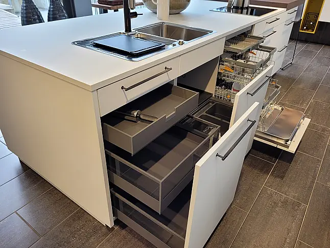 Moderne Inselküche mit separaten Hochschrank-Elementen in kristallweiß Mattlack und Ginstergelb und Bergeiche