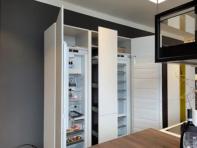 Moderne Inselküche mit separaten Hochschrank-Elementen in kristallweiß Mattlack und Ginstergelb und Bergeiche