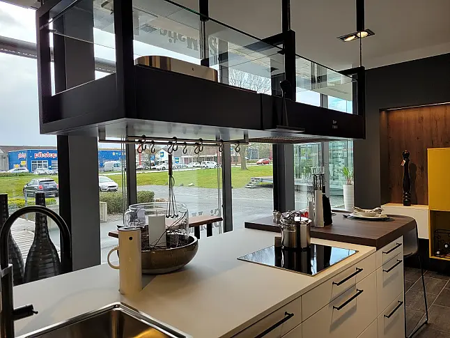 Moderne Inselküche mit separaten Hochschrank-Elementen in kristallweiß Mattlack und Ginstergelb und Bergeiche