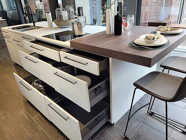 Moderne Inselküche mit separaten Hochschrank-Elementen in kristallweiß Mattlack und Ginstergelb und Bergeiche