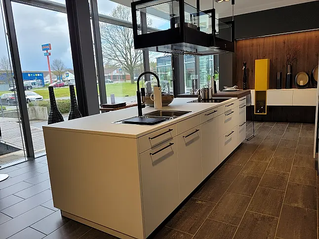 Moderne Inselküche mit separaten Hochschrank-Elementen in kristallweiß Mattlack und Ginstergelb und Bergeiche