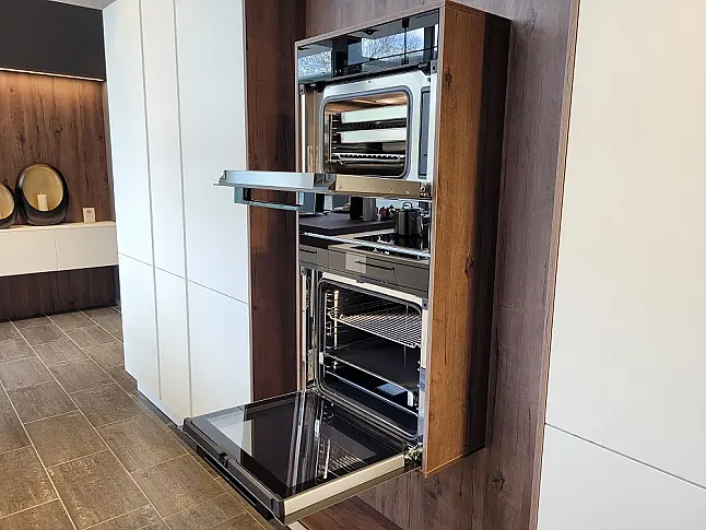 Moderne Inselküche mit separaten Hochschrank-Elementen in kristallweiß Mattlack und Ginstergelb und Bergeiche