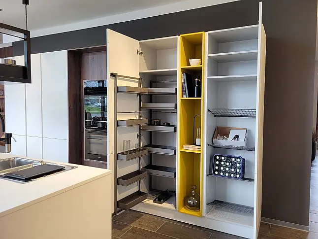 Moderne Inselküche mit separaten Hochschrank-Elementen in kristallweiß Mattlack und Ginstergelb und Bergeiche