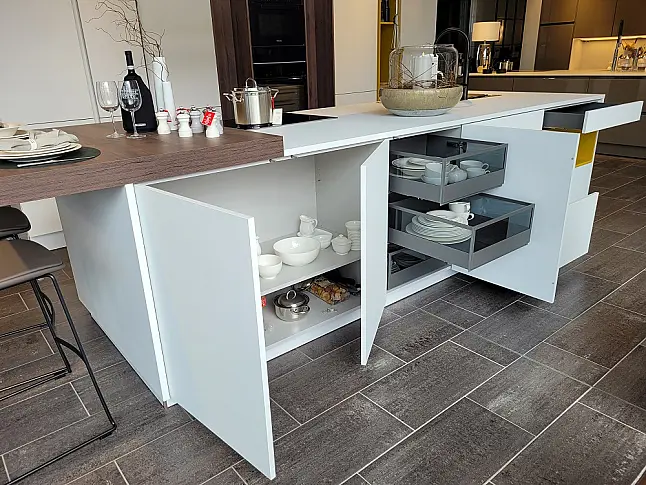 Moderne Inselküche mit separaten Hochschrank-Elementen in kristallweiß Mattlack und Ginstergelb und Bergeiche