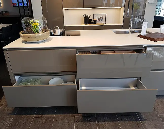 Moderne Inselküche in Muskat glänzend
