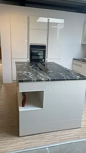 Traumküche mit Natursteinplatte