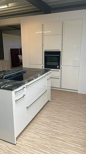 Traumküche mit Natursteinplatte