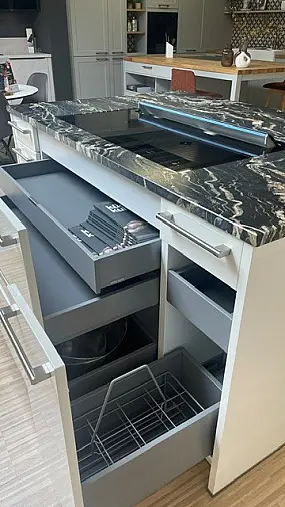 Traumküche mit Natursteinplatte