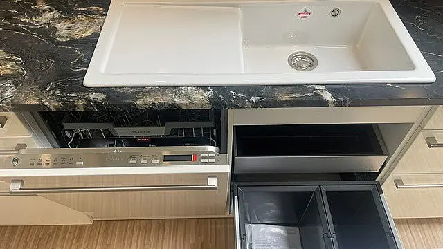 Traumküche mit Natursteinplatte