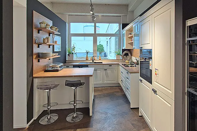 L-Küche mit Insel u. Schrank