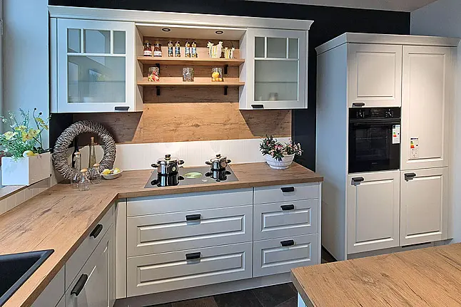 L-Küche mit Insel u. Schrank