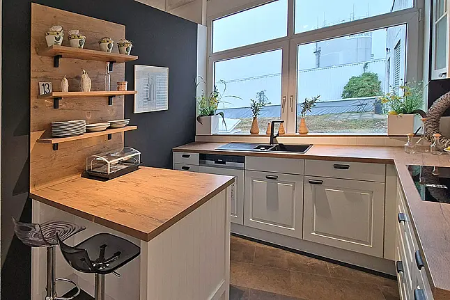 L-Küche mit Insel u. Schrank